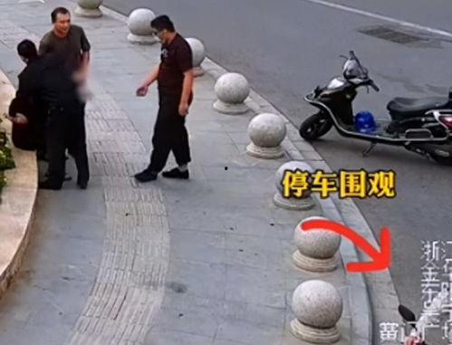 警察抓捕现场吃瓜,围观群众“吃瓜”热议