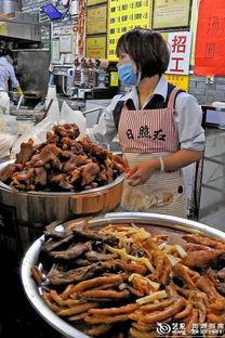 罗江水街吃瓜,夏日吃瓜，品味悠闲时光