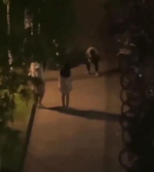 大学男生尴尬吃瓜现场